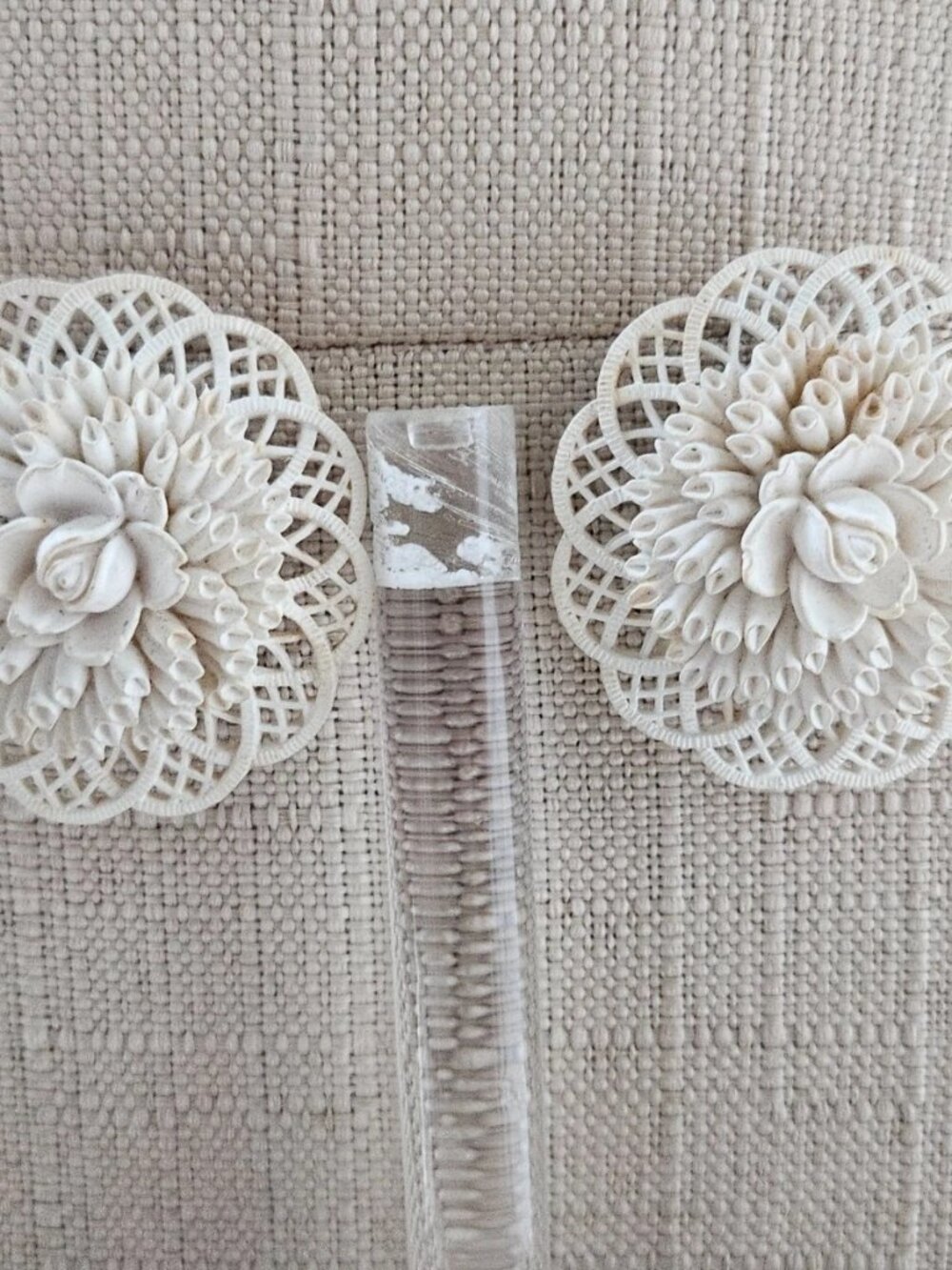 Vintage Earrings Round Flower Shape Plastic Fashion Jewelry Stud Earrings White - Picture 5 of 11